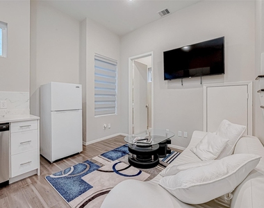 5722 Cullen Boulevard - Photo Thumbnail 4