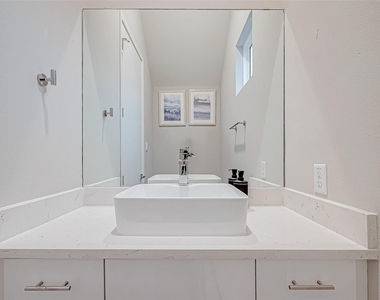 5722 Cullen Boulevard - Photo Thumbnail 9