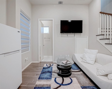 5722 Cullen Boulevard - Photo Thumbnail 6
