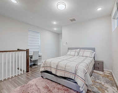 5722 Cullen Boulevard - Photo Thumbnail 10