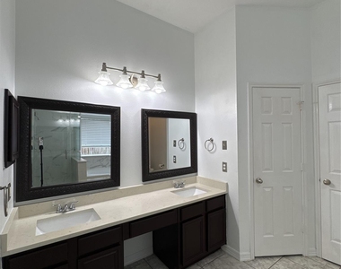 3210 Woodcreek Glen Lane - Photo Thumbnail 26