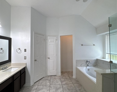 3210 Woodcreek Glen Lane - Photo Thumbnail 18