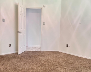 3210 Woodcreek Glen Lane - Photo Thumbnail 17