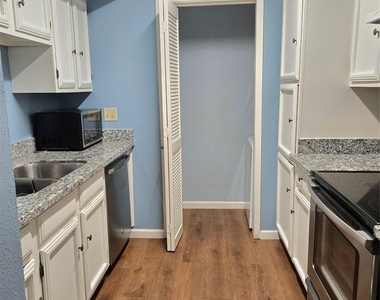 6602 Harbor Town Drive - Photo Thumbnail 14