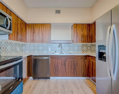 14 Greenway Plaza - Photo Thumbnail 9