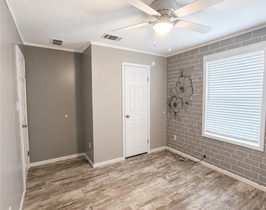 3617 66th Street W - Photo Thumbnail 4