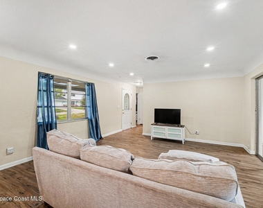 2425 Heritage Drive - Photo Thumbnail 2