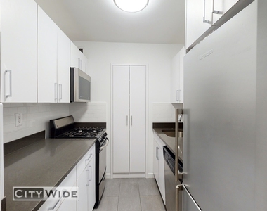 East 56 Street - Photo Thumbnail 2