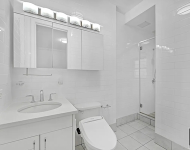 East 56 Street - Photo Thumbnail 3