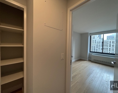 West 48th Street - Photo Thumbnail 9