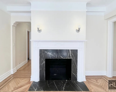 East 68 Street - Photo Thumbnail 4