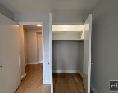 West 48th Street - Photo Thumbnail 4