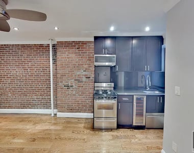 West 52nd Street - Photo Thumbnail 1