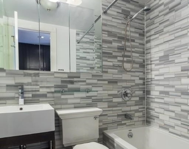 East 7th Street - Photo Thumbnail 5