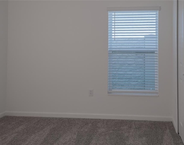 416 Adams Ale Place - Photo Thumbnail 6