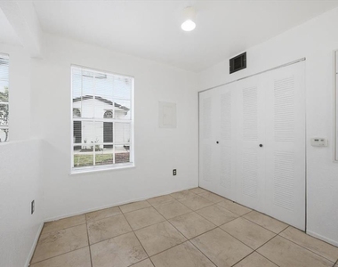 1602 Columbia Arms Circle - Photo Thumbnail 7