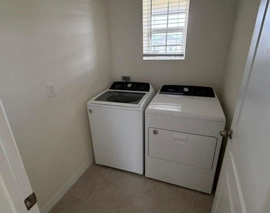 1511 Catbriar Way - Photo Thumbnail 15