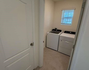 1511 Catbriar Way - Photo Thumbnail 29