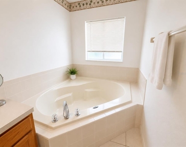 320 Paradise Woods Place - Photo Thumbnail 10