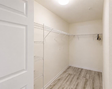 7428 Vista Way - Photo Thumbnail 8