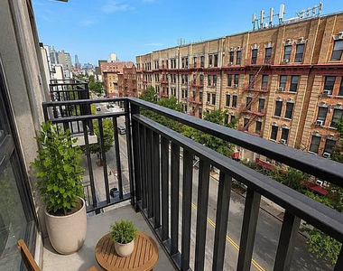 624 Metropolitan Avenue - Photo Thumbnail 2