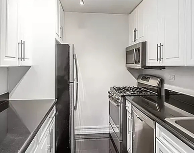888 8th Avenue - Photo Thumbnail 3