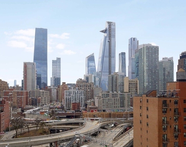 West 42nd Street - Photo Thumbnail 6