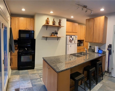 221 Ulysses St - Photo Thumbnail 3