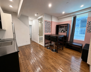 323 Woodbine Street - Photo Thumbnail 5