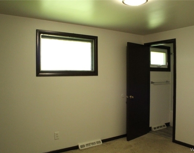 111 Sunshine Drive - Photo Thumbnail 4