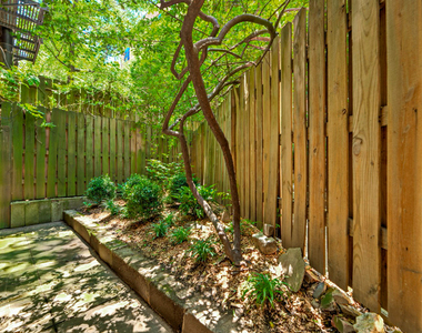 East 95th Street - Photo Thumbnail 5