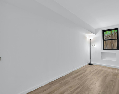 East 95th Street - Photo Thumbnail 3