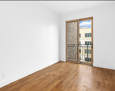 1010 Gates Avenue - Photo Thumbnail 4