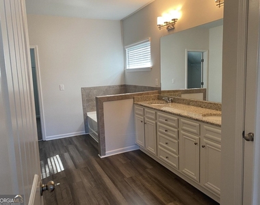 5650 Mirror Lake Drive - Photo Thumbnail 20