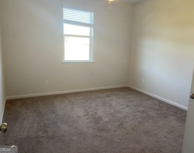 5650 Mirror Lake Drive - Photo Thumbnail 6