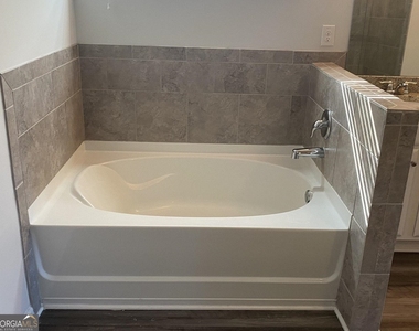 5650 Mirror Lake Drive - Photo Thumbnail 24