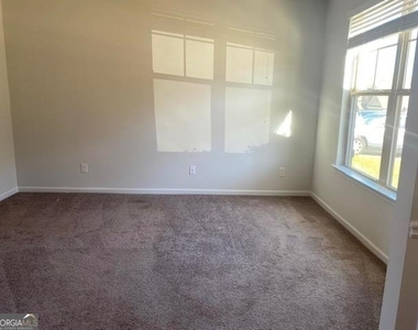 5650 Mirror Lake Drive - Photo Thumbnail 3