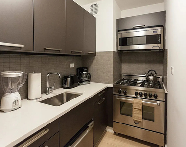  East 39th Street - Photo Thumbnail 3