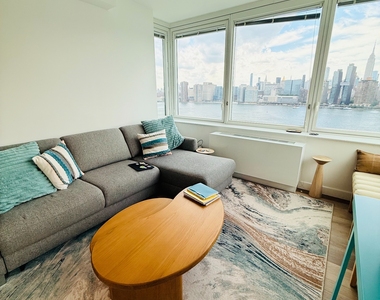 5203 Center Boulevard - Photo Thumbnail 1