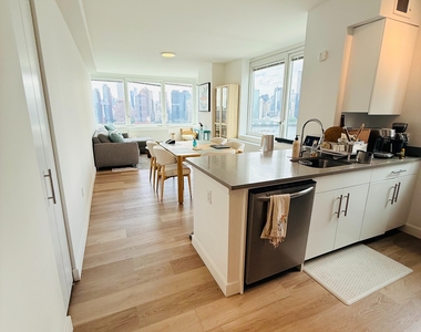 5203 Center Boulevard - Photo Thumbnail 8