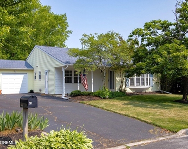 49 Williamsburg Drive - Photo Thumbnail 1