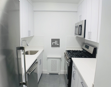 East 56 Street - Photo Thumbnail 3