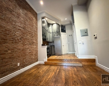 West 14 Street - Photo Thumbnail 2