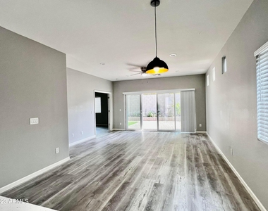 8017 S 6th Drive - Photo Thumbnail 5