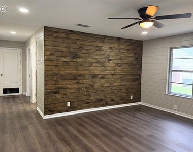 440 Rigsby Drive - Photo Thumbnail 2