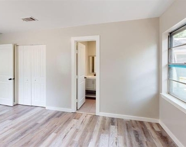 4320 Live Oak Drive - Photo Thumbnail 14