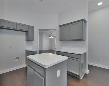 605 Clearbrook Street - Photo Thumbnail 7