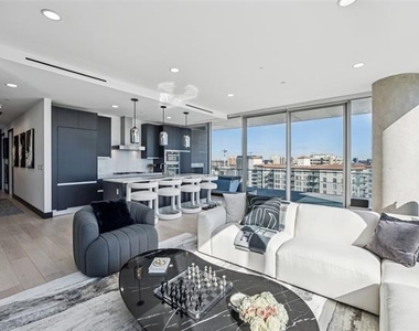 3130 N Harwood Street - Photo Thumbnail 4