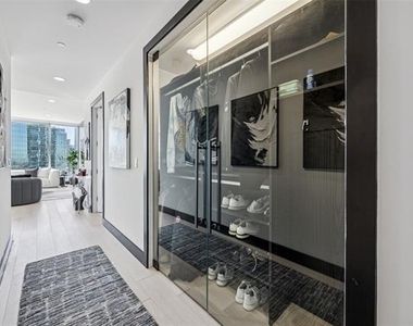 3130 N Harwood Street - Photo Thumbnail 17