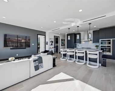 3130 N Harwood Street - Photo Thumbnail 6